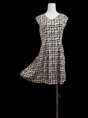 🦉🦉93% Silk, Sleeveless Black & Cream Patterned Fit-and-Flare Dress